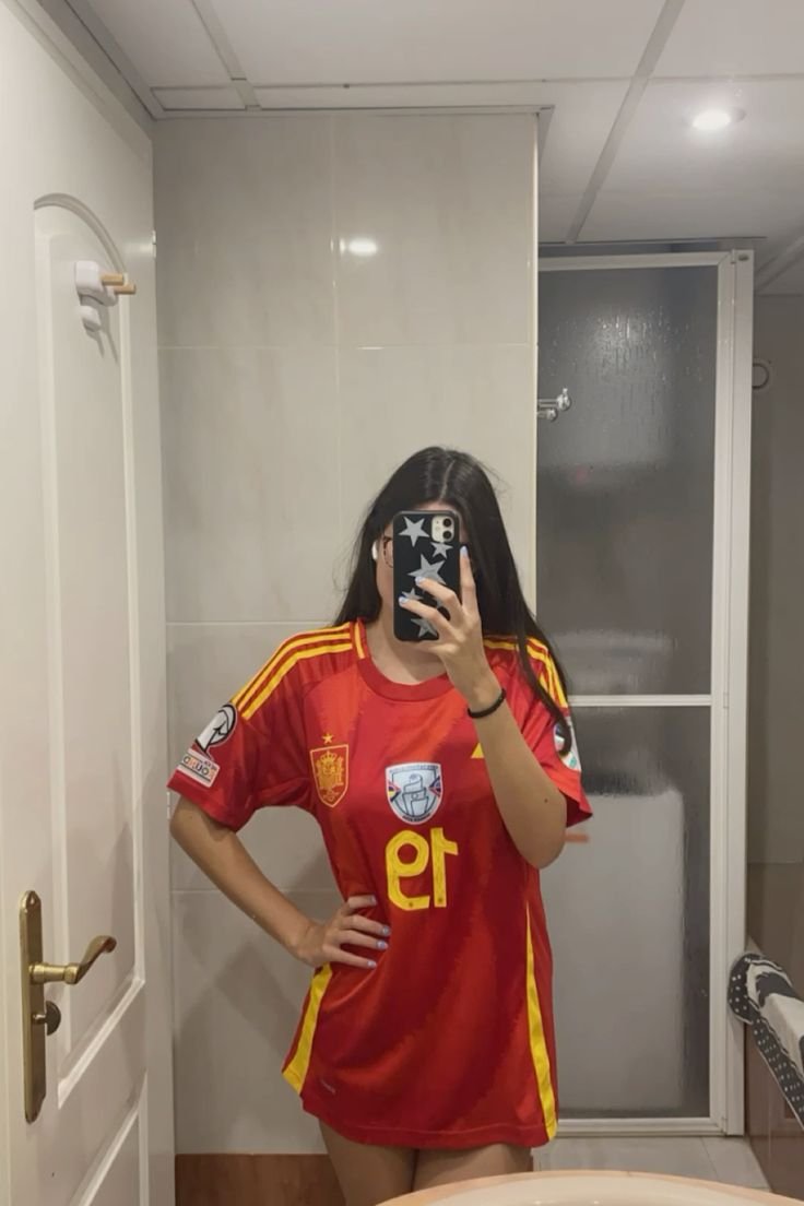 Foto de Cristina Serrano con su camiseta