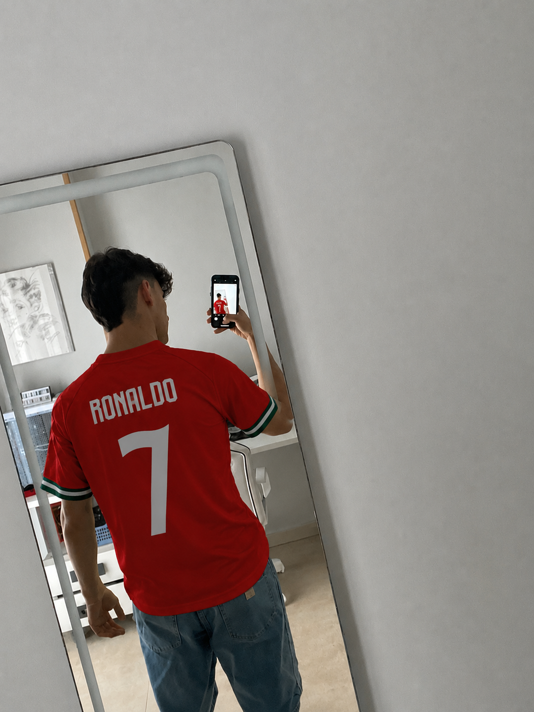 Foto de Adrián López con su camiseta