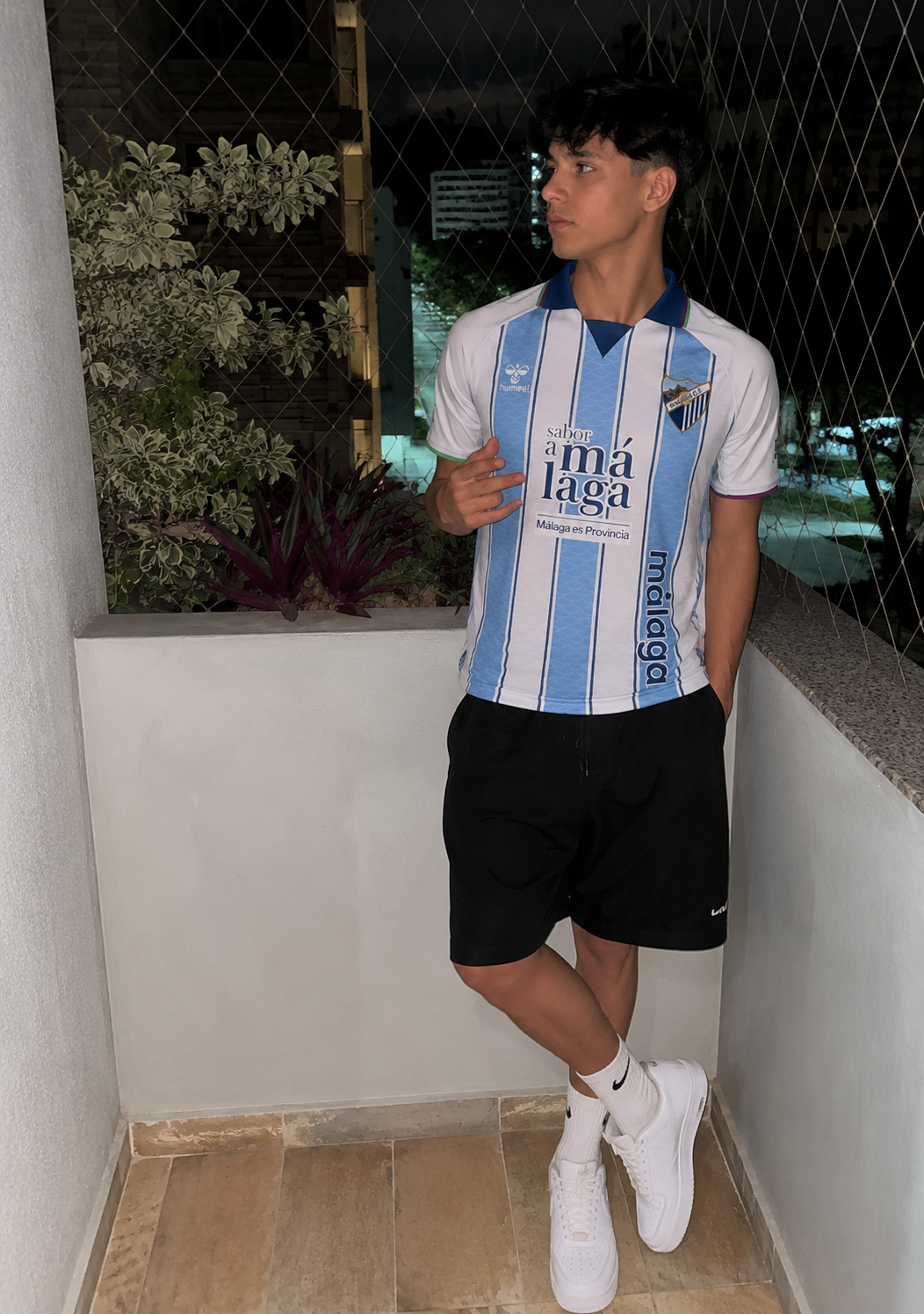 Foto de Alejandro Molina con su camiseta