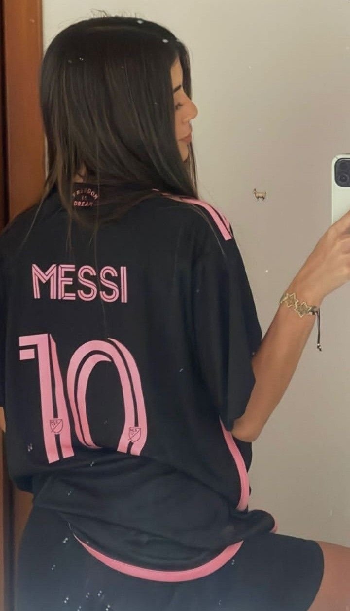 Foto de Víctor Hernández con su camiseta