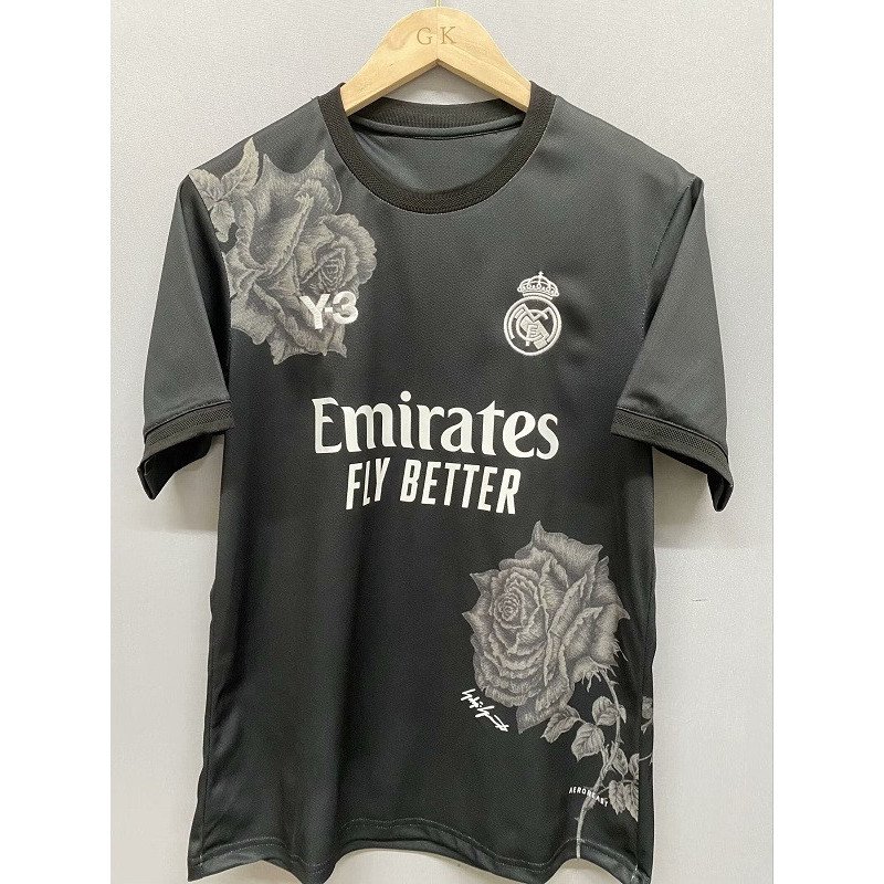 Foto de Álvaro Romero con su camiseta