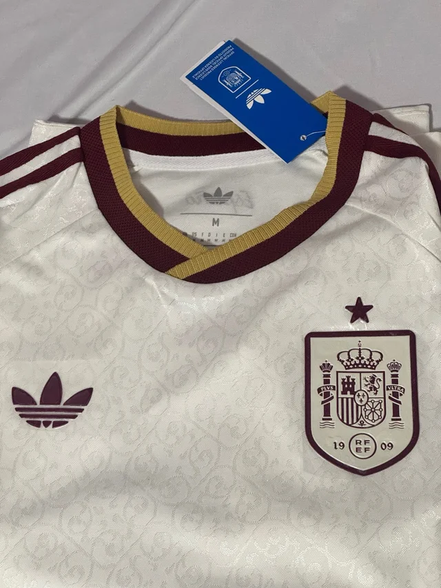 Foto de Adrián Navarro con su camiseta